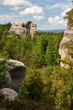 Korumalı alan bohem Paradise (Cesky Raj), Liberec Region, Çek Cumhuriyeti, Europe Hruba Skala Rönesans castle civarındaki kumtaşı taşlarla yatay görünümünü