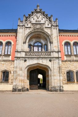 Çek Cumhuriyeti, Sychrov - 9 Ağustos 2015: Neo Gotik kale Sychrov aynı adda Sychrov town yakınındaki. Pembe cephe Kalesi ve güzel park İngiliz tarzı. Liberec Region, bohem cennet, Europe