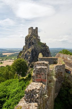 Çek Cumhuriyeti, Trosky - 4 Ağustos 2016: Harabe Gotik Ortaçağ kalesinin Trosky Milli Parkı Cesky Raj (bohem cennet) içinde. Kuleye bakış Baba (yaşlı kadın) denir. Liberec Region, Europe.
