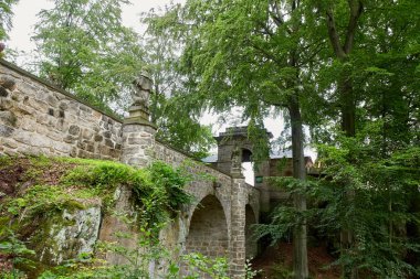 Çek Cumhuriyeti, Valdstejn - 17 Ağustos 2016: Valdstejn harabe Gotik kalede korumalı alan Cesky Raj (bohem cennet). Castle Valdstejn köprüye giriş heykeller. Liberec Region