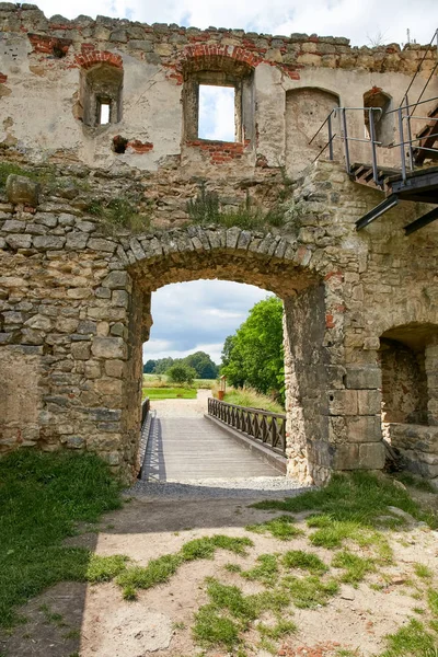 捷克共和国 Zviretice 2016年6月28日 文艺复兴城堡 Zviretice 附近城市 Bakov 的废墟 Jizerou 中央波希米亚地区 — 图库照片