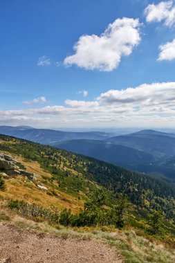 Milli Parkı Krkonose Rokytnice nad yakınındaki dağlarda görünümünden Jizerou. Park Bohemia Hradec Kralove ve Liberec bölgelerde kuzeydoğusunda yer almaktadır. Çek Cumhuriyeti. Orta Avrupa.