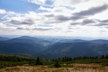 Milli Parkı Krkonose Rokytnice nad yakınındaki dağlarda görünümünden Jizerou. Park Bohemia Hradec Kralove ve Liberec bölgelerde kuzeydoğusunda yer almaktadır. Çek Cumhuriyeti. Orta Avrupa.