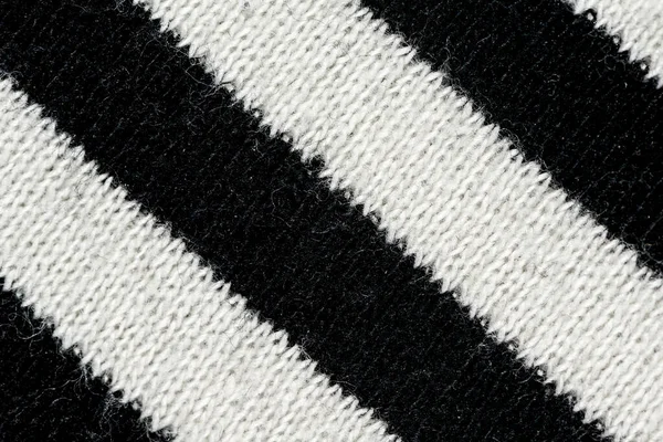  Siyah ve beyaz çizgili örgü yün dokusu arka planı.