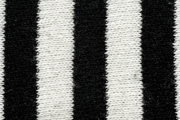  Siyah ve beyaz çizgili örgü yün dokusu arka planı.
