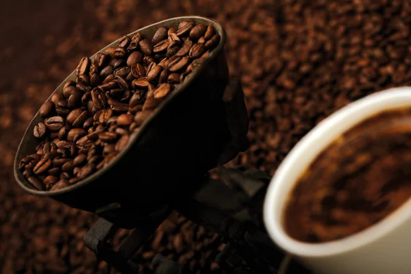 Karanlıktan tadı. Kahve saati.