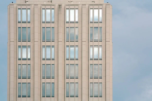 Yalnız gökdelen. Anıtsal ve yalnız Ofis Binası.