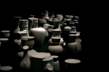 Üretilen seramik kaplar. Kil yemekleri.