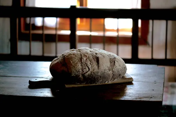 Kulübedeki masada ekmek.