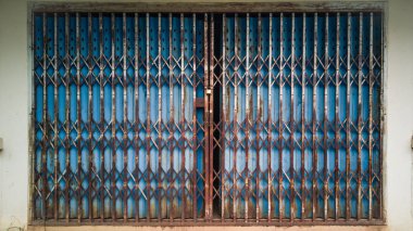 Eski demir kapı üzerinde pas