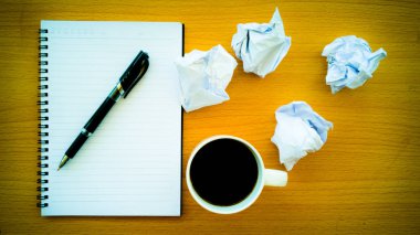 Bir sabah kahve kupa, parçalara bölünmüş bir defter çalışma zorluğu kavramı