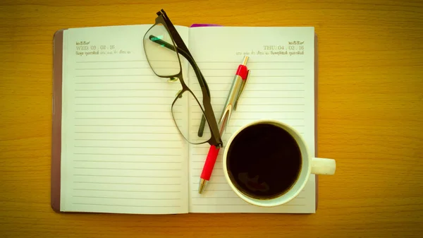 Έννοια Της Προετοιμασίας Ενός Στυλό Κούπα Καφέ Λειτουργεί Ένα Βιβλίο — Φωτογραφία Αρχείου