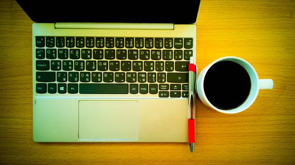 Concepto Preparación Para Trabajar Bolígrafo Taza Café Ordenador Portátil —  Fotos de Stock