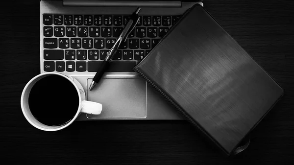 Έννοιες Της Ετοιμότητας Εργασίας Σημειωματάρια Κούπες Καφέ Για Φορητούς Υπολογιστές — Φωτογραφία Αρχείου
