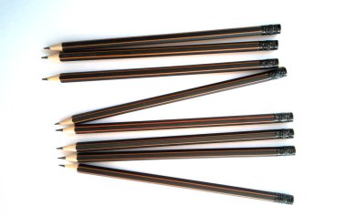 Disiplin kavramı. Beyaz zemin üzerinde bir karmaşa içinde düzenlenmiş kalem.