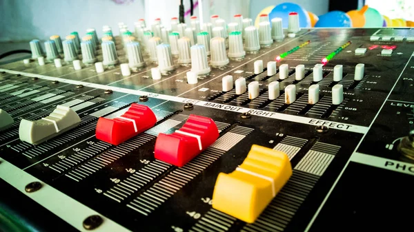 Musik Mixer Och Ljud Kontrollpanelen — Stockfoto