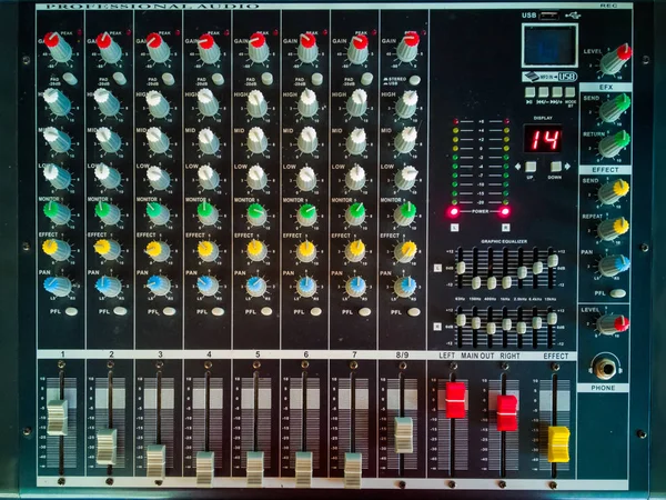 音频控制面板上的按钮和户外工作的音乐均衡器 — 图库照片