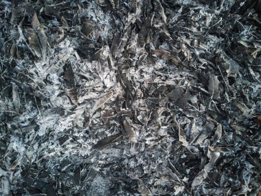 Yangın, yaprak enkaz ve bahçede çim enkaz kalıntıları