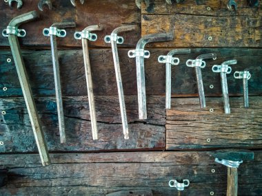 Birçok eski araç kahverengi ahşap zeminler üzerinde asılı eskiden