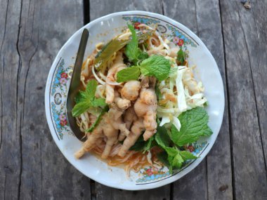 «Ana sayfa» Tay görünümünü erişte, lezzetli Tay erişte, köri ve taze sebze yemek.