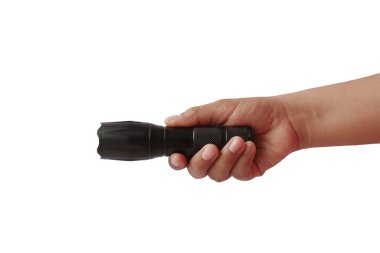 Siyah el feneri insan elinde, kesme yolu ile beyaz bir arka planda izole.