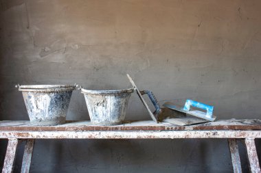 İnşaat alanındaki ahşap tahtalara beton duvarlar inşa etmek için gerekli ekipman. Bitmemiş beton duvarlar da dahil..