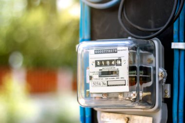 Bulanık yeşil arka planlar, elektrik kullanım kavramları ve elektrik kullanım denetimleri de dahil olmak üzere ev elektrikli aletleri için elektrik sayaçları.