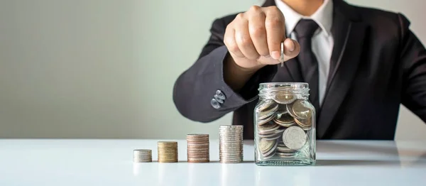 Geschäftsleute Stecken Münzen Sparflaschen Darunter Diagramme Für Finanzwachstum Geld Sparende — Stockfoto