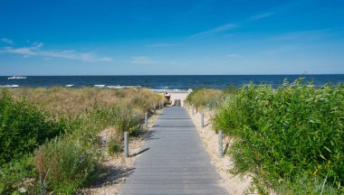 Almanya'da Usedom adasında sahilde ahşap yolu