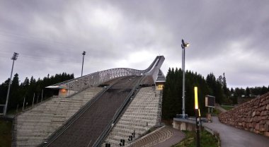 Oslo, Norveç - 27 Ağustos 2018: Holmenkollen ski atlama tepe