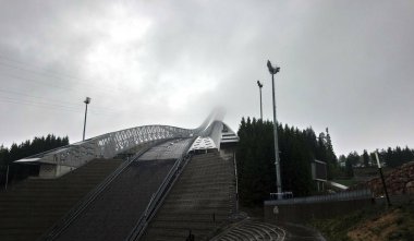 Oslo, Norveç - 27 Ağustos 2018: Holmenkollen ski atlama tepe sis