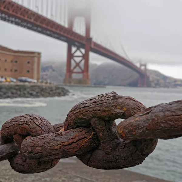 Golden Gate Bridge Rusty Chain Foreground — Stock Photo, Image