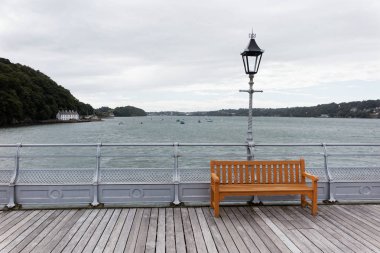 Yalnız Bankın altında fener iskele üzerinde.