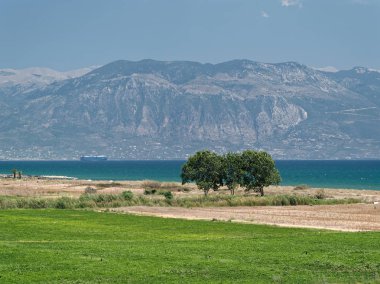 Buka plaja Kalamata ve Armiro Bay görüntüleyin. Peloponnese. Yunanistan.