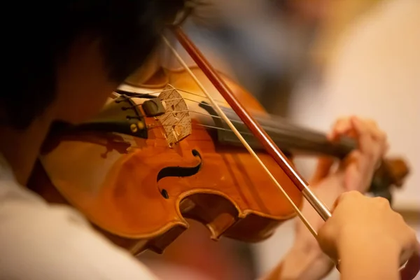 Gros Plan Main Musicien Joue Violon Dans Orchestre — Photo