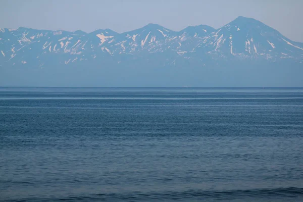 Las Montañas Son Fondo Tierra Lago —  Fotos de Stock