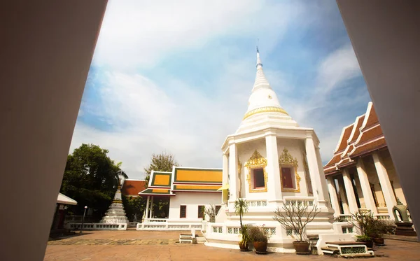 Bangkok, Tayland, Budist tapınakları ile aydınlık ve huzurlu güneş ışığı, eski ve antik gösterilen.