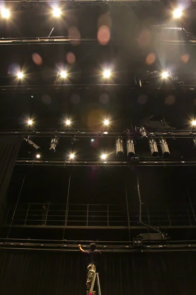 Equipo Iluminación Barras Colgantes Para Actuaciones Dentro Del Teatro Son —  Fotos de Stock
