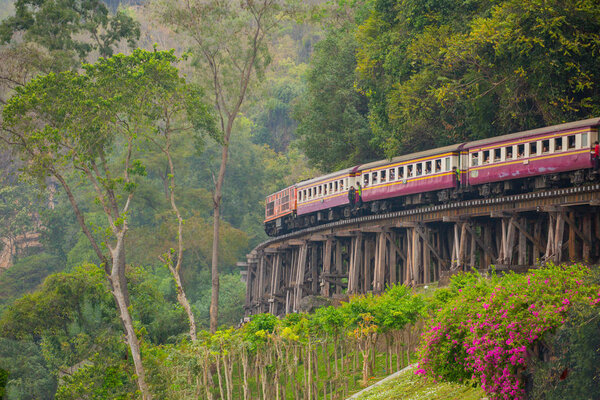 Железная дорога смерти, пересекающая реку Квай, построенная во время Второй мировой войны ветераном Союзников из Таиланда в Бирму
