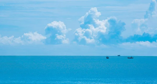 Hermosas Nubes Con Agua Mar Azul Pequeños Barcos Pesca Por — Foto de Stock