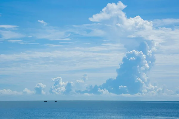 Όμορφα Σύννεφα Μπλε Θάλασσα Και Μικρά Αλιευτικά Σκάφη Βράδυ — Φωτογραφία Αρχείου