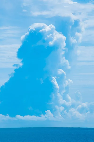 Chmury Piękne Błękitne Morze Wodą Małych Łodzi Rybackich Wieczorem — Zdjęcie stockowe