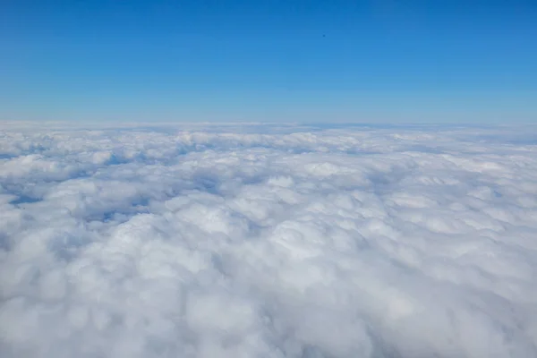 Beyaz Bulutlar Mavi Gökyüzü Gün Işığı Uçak Camdan Parlatıcı — Stok fotoğraf