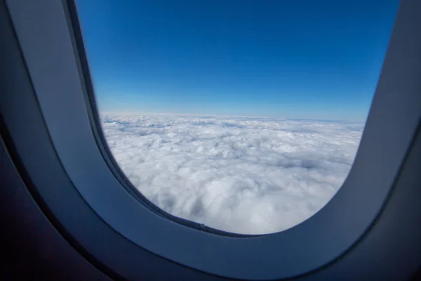 白い雲 青い空と太陽の光輝く平面のガラスを通して — ストック写真