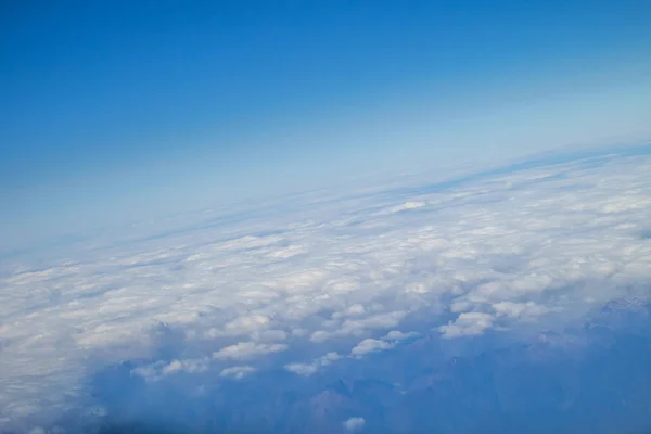 Nuvens Brancas Céu Azul Luz Solar Brilham Através Vidro Avião — Fotografia de Stock