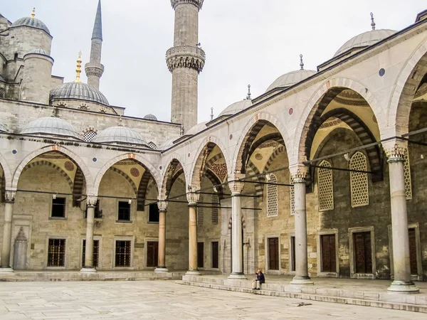 Istanbul Türkiye'de ünlü Sultanahmet Camii avlu