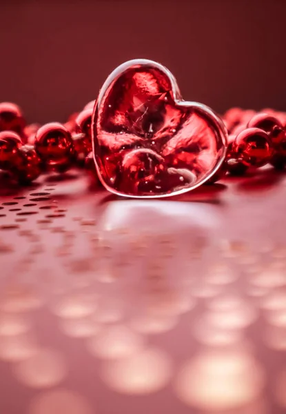 Coeur Transparent Brillant Groupe Perles Rouges Parfait Fond Carte Voeux — Photo