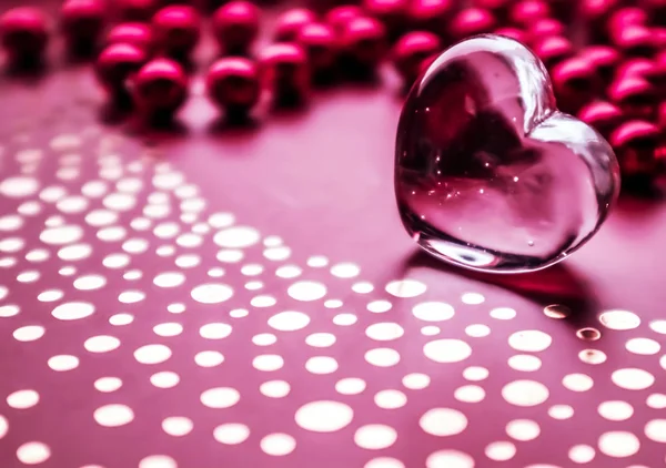 Coeur Transparent Brillant Groupe Perles Rouges Parfait Fond Carte Voeux — Photo