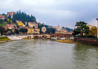 Verona, nehir Adige ve tarihi taş cityscape güzel manzarasına Ponte Pietra köprü. İtalya