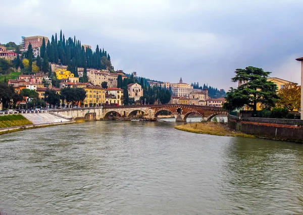 Verona, nehir Adige ve tarihi taş cityscape güzel manzarasına Ponte Pietra köprü. İtalya